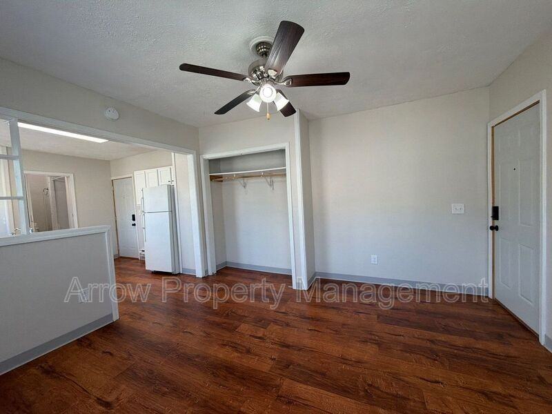 1215 Peach St #4 - Photo 4 of 11