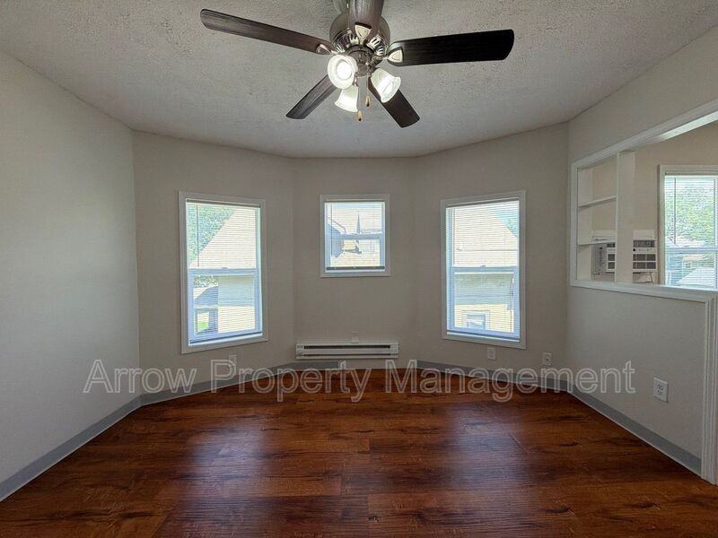 1215 Peach St #4 - Photo 5 of 11