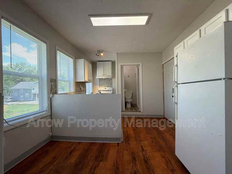 1215 Peach St #4 - Photo 6 of 11