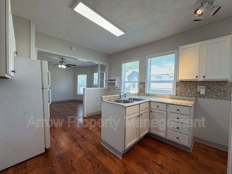 1215 Peach St #4 - Photo 7 of 11