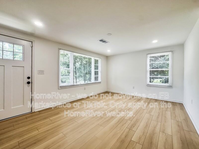 2313 Poplar St - Photo 4 of 14