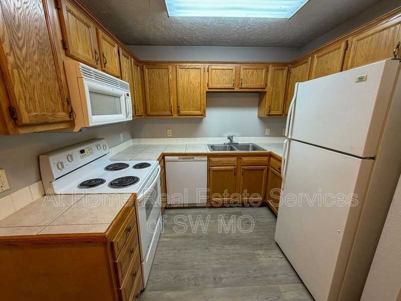 1421 E Central St - Photo 2 of 10