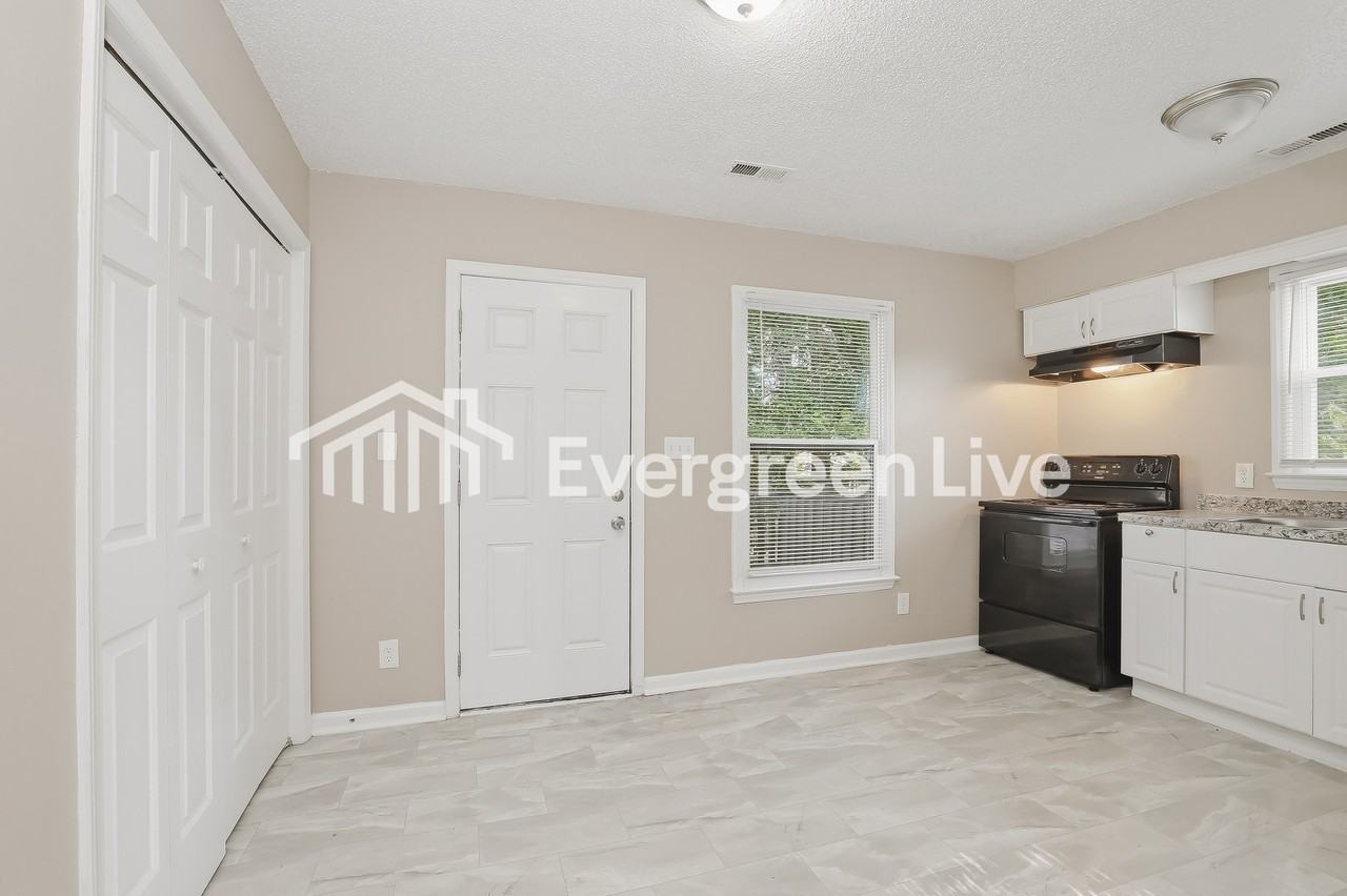 1513 Cedrow Dr - Photo 3 of 10