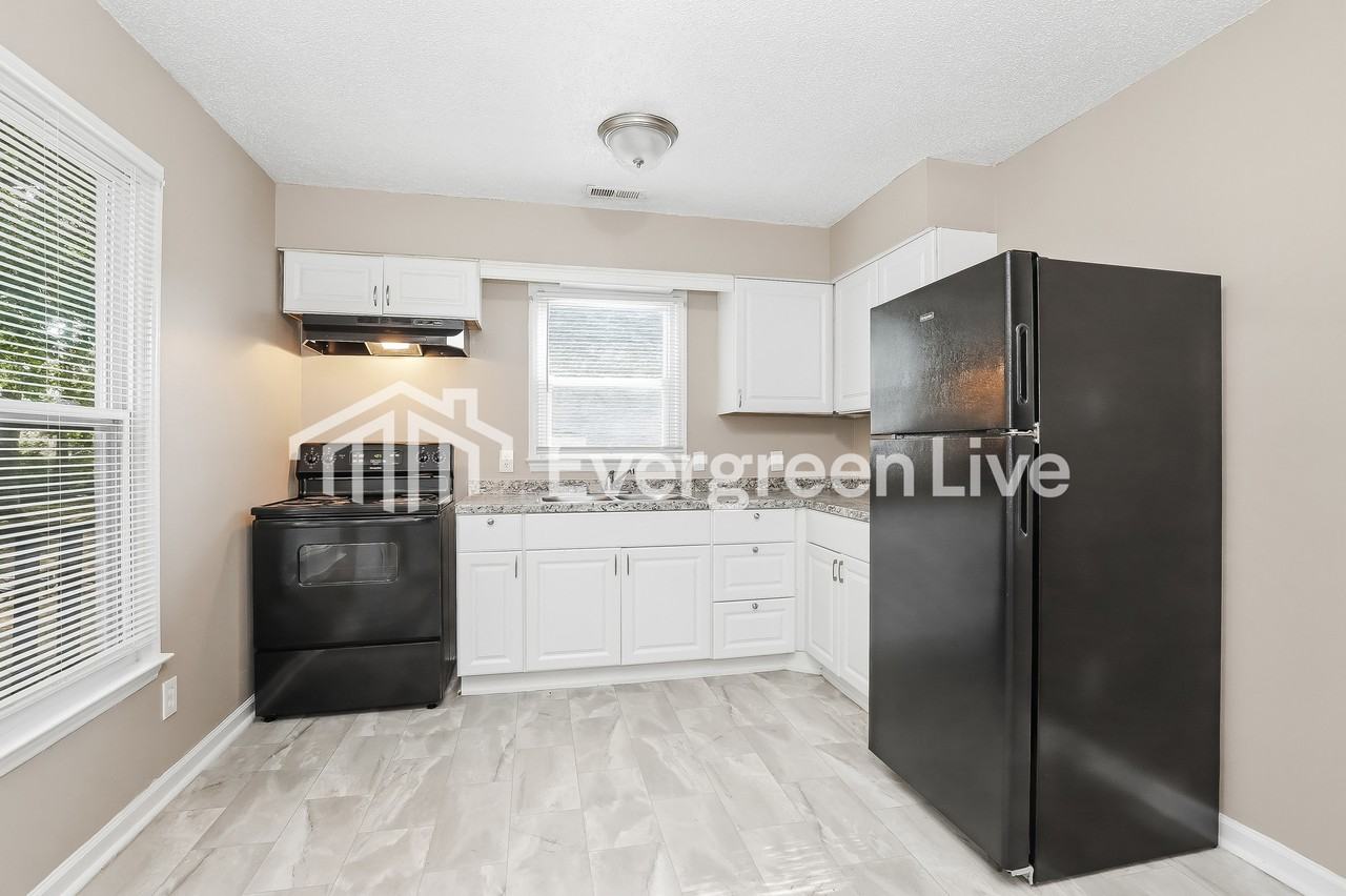 1513 Cedrow Dr - Photo 4 of 10