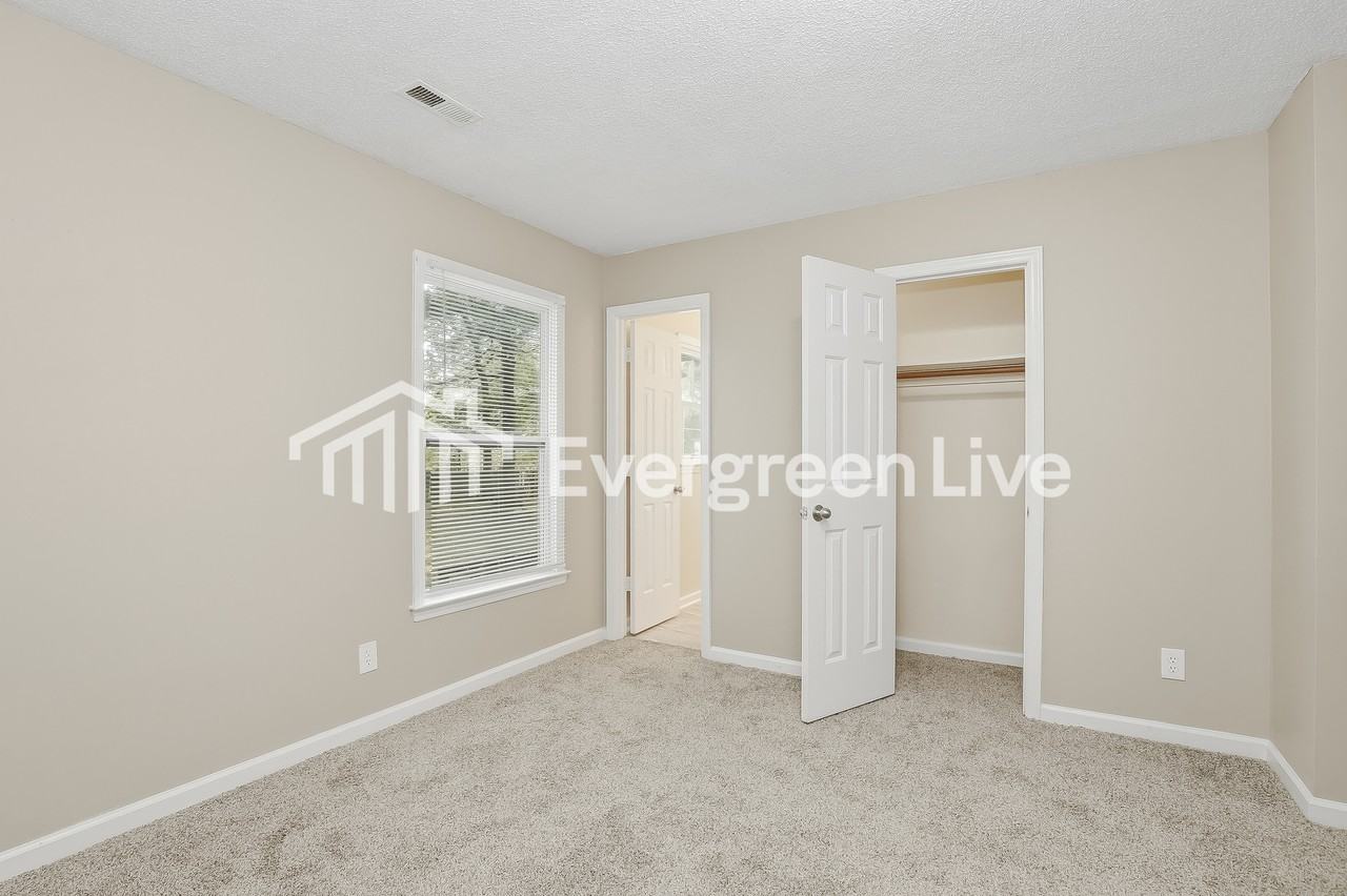 1513 Cedrow Dr - Photo 5 of 10