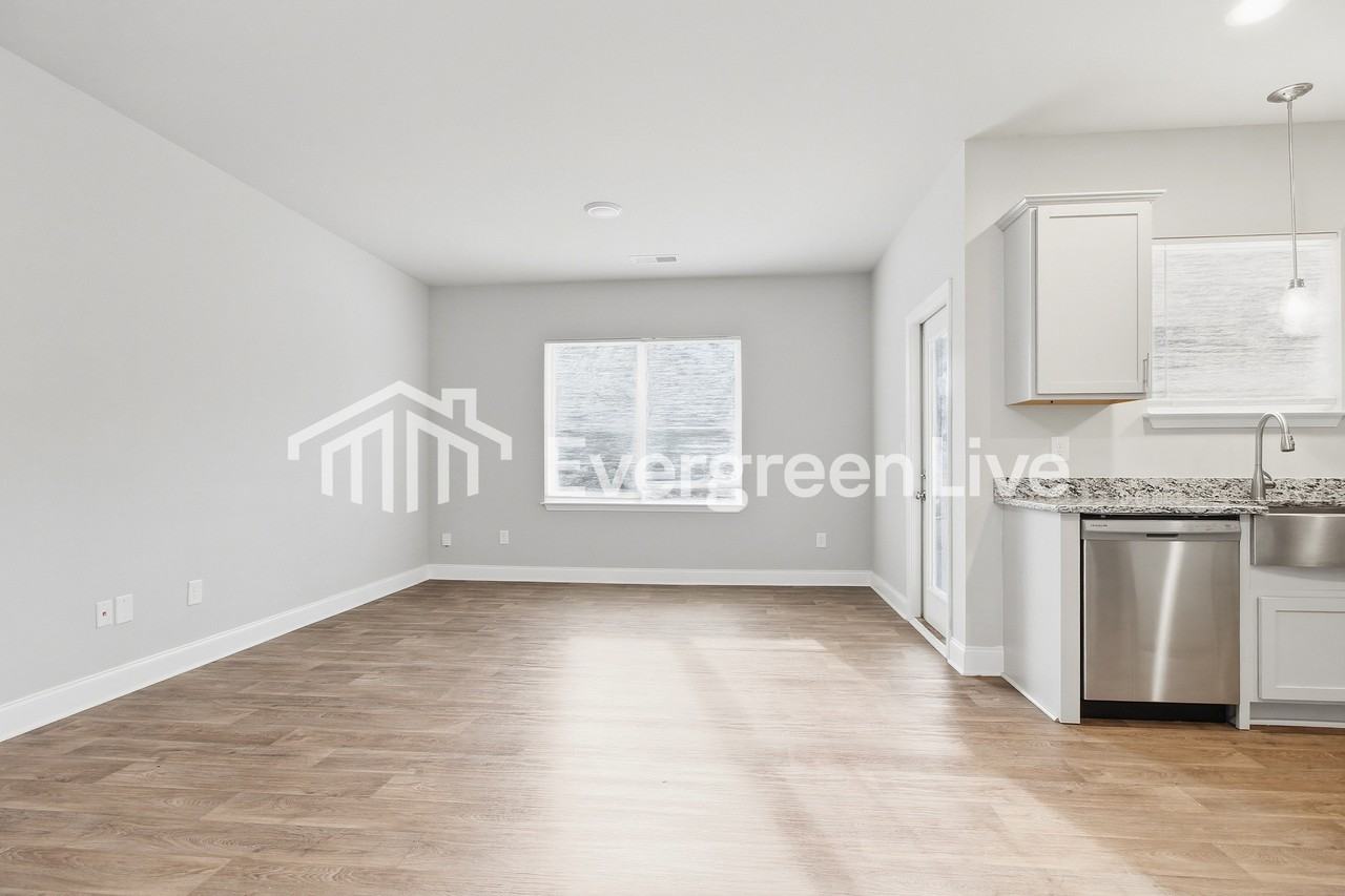 112 Ventura St - Photo 3 of 15