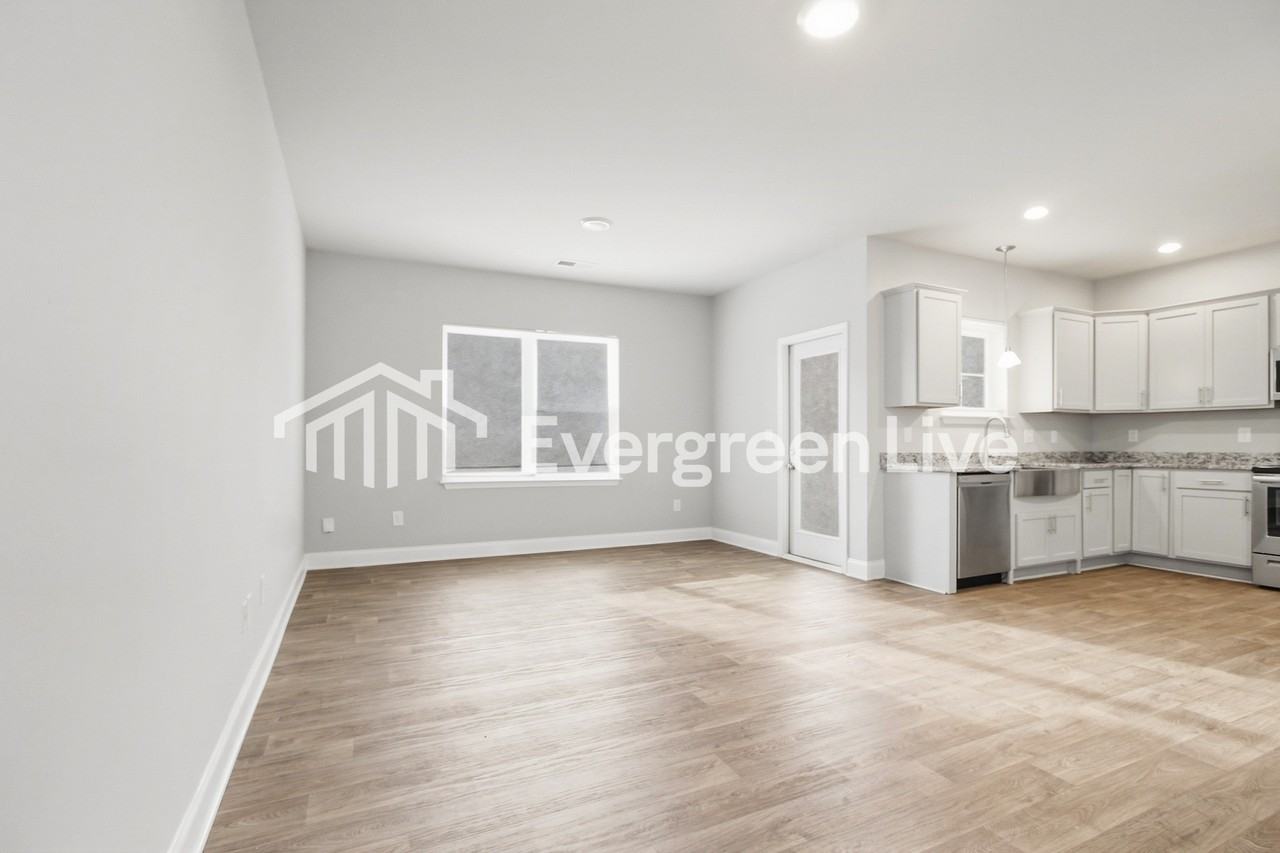 112 Ventura St - Photo 4 of 15