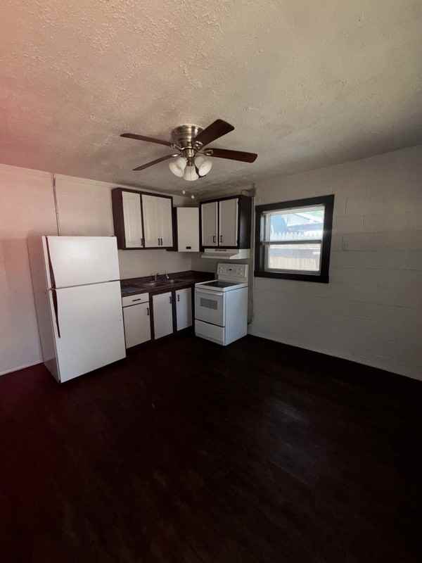 1718 25th St - Photo 2 of 9