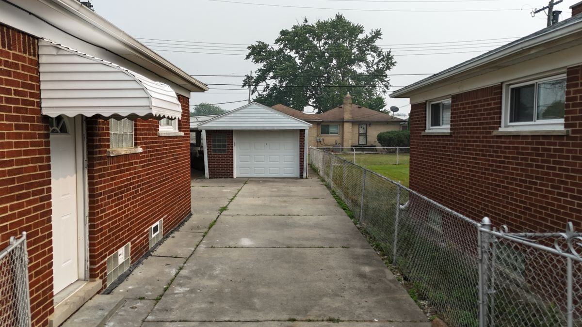 18536 Holland Ave - Photo 4 of 21