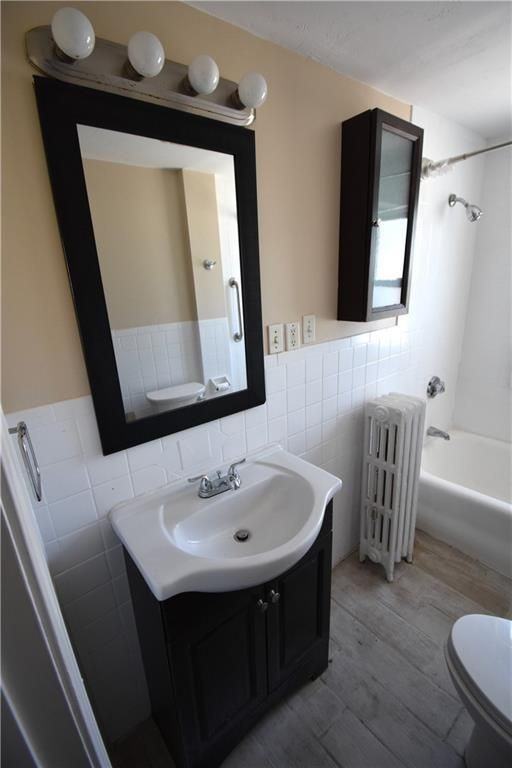 272 Nahatan St - Photo 5 of 17