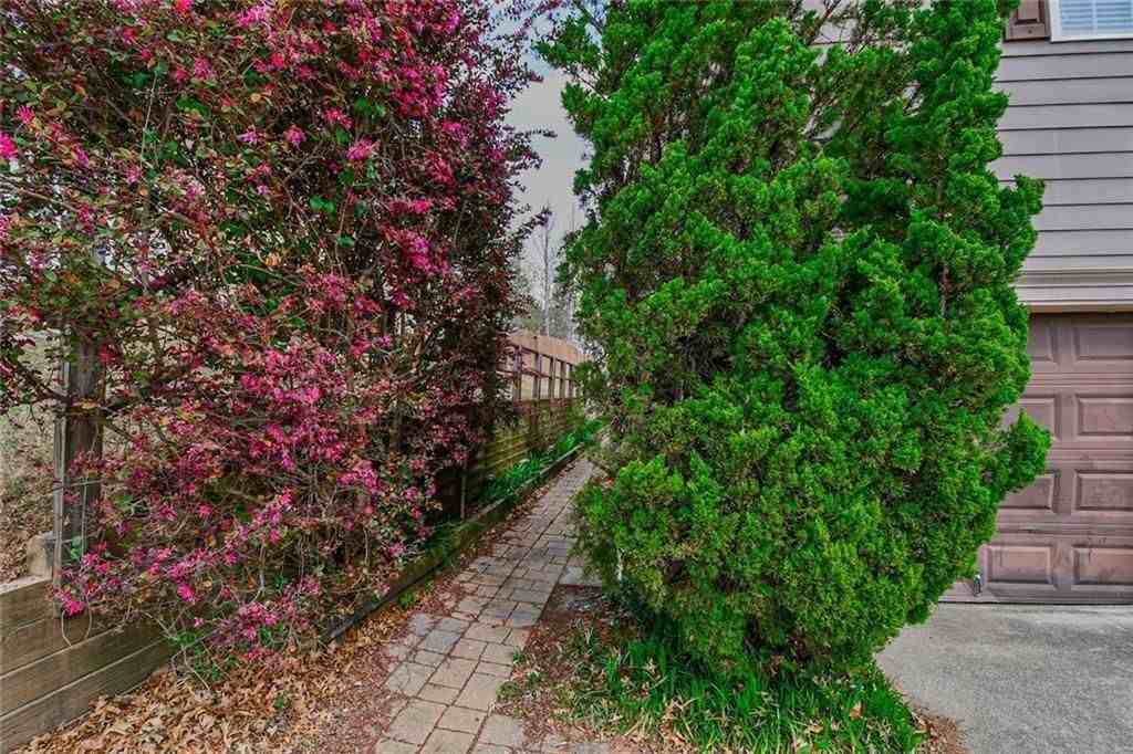 420 Rockbass Rd - Photo 4 of 50