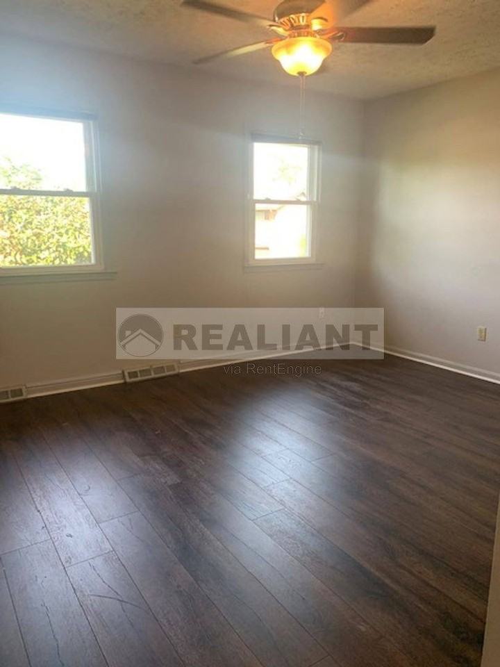215 Medlock Rd - Photo 4 of 10