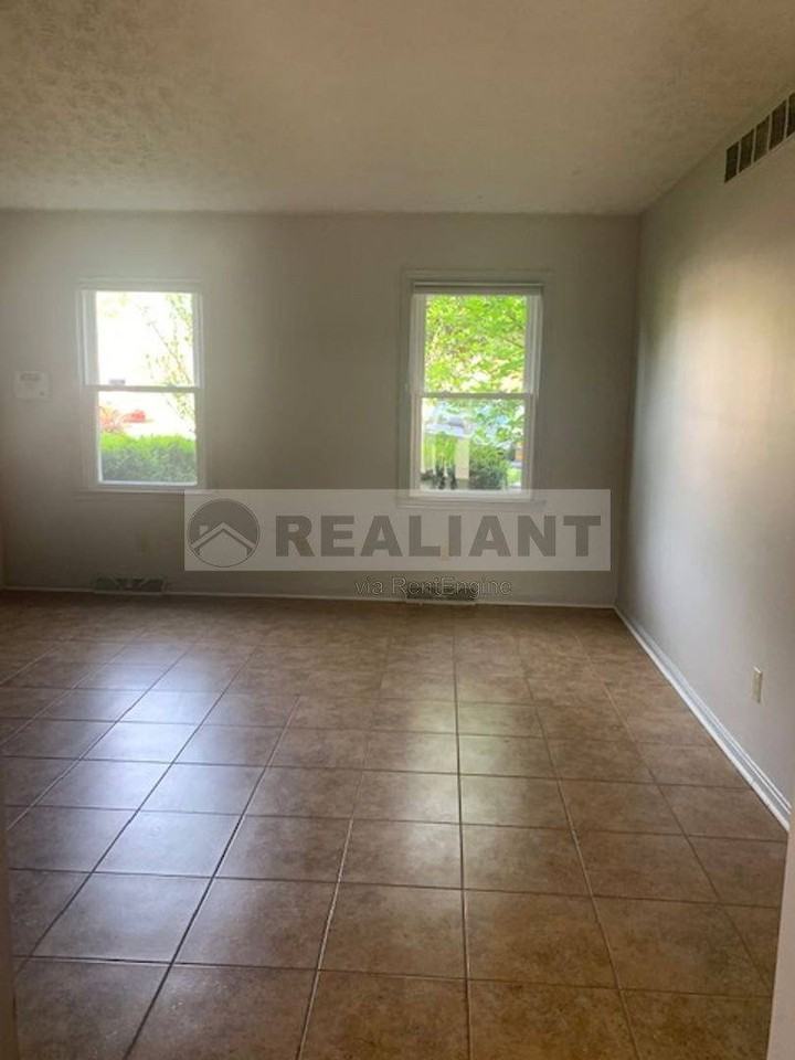 215 Medlock Rd - Photo 5 of 10