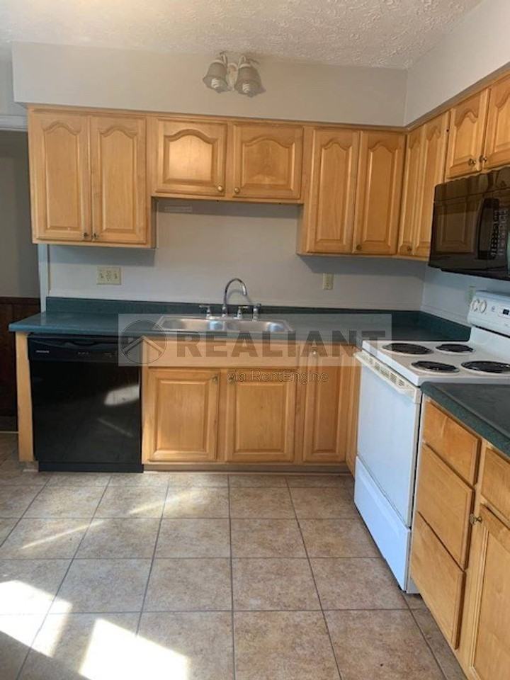 215 Medlock Rd - Photo 7 of 10