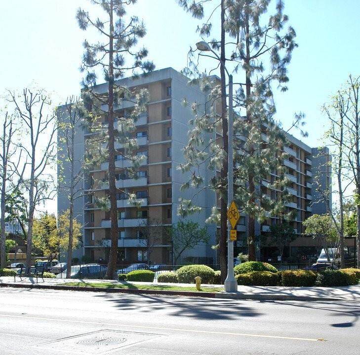 440 N Madison Ave - Photo 2 of 6