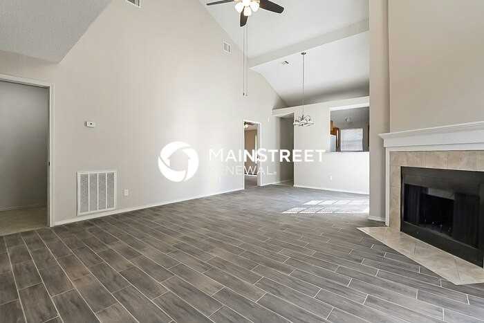 711 Meadowcreek Ct - Photo 3 of 17