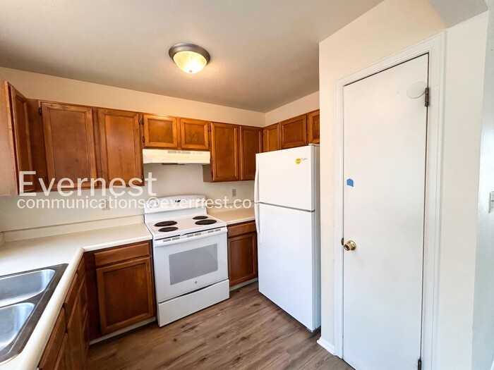 2702 Dickens Dr - Photo 4 of 31