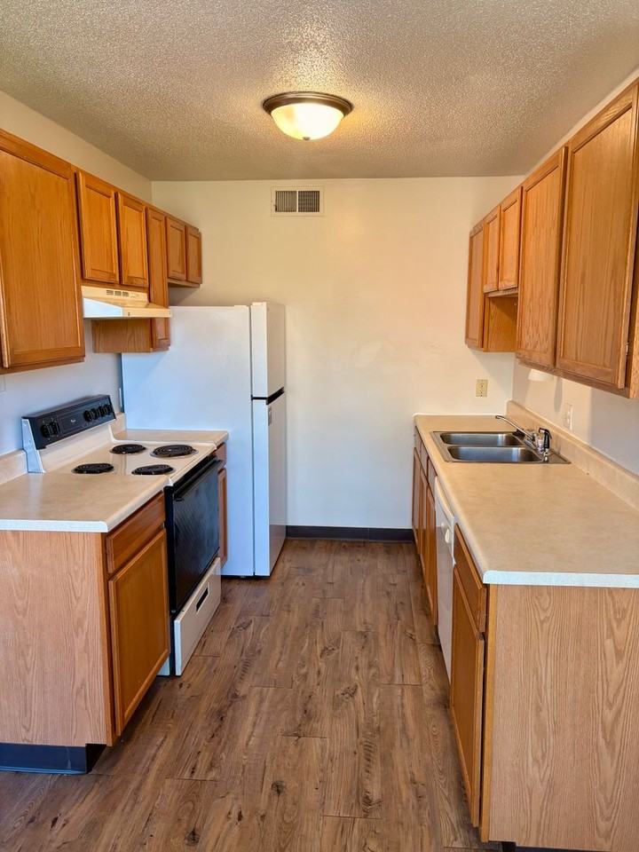 Evergreen Apartments - Photo 6 of 29