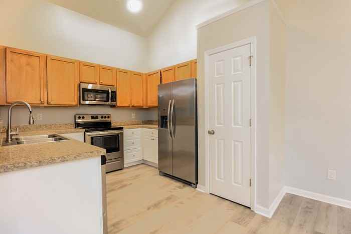4709 Farm Lake Dr - Photo 6 of 10