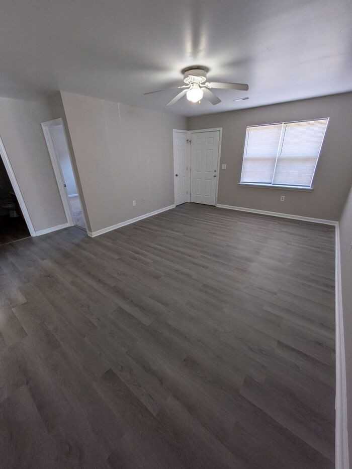 116 E 11th St - Photo 2 of 7