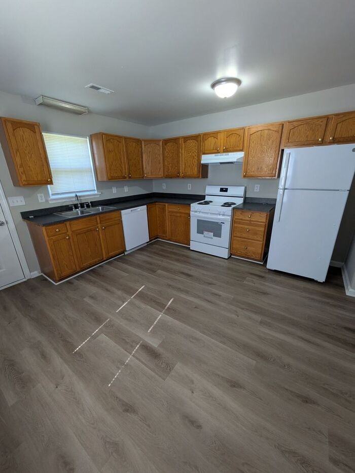 116 E 11th St - Photo 3 of 7