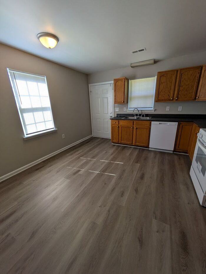 116 E 11th St - Photo 4 of 7
