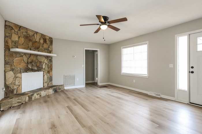 421 Sellwood Cir - Photo 2 of 10