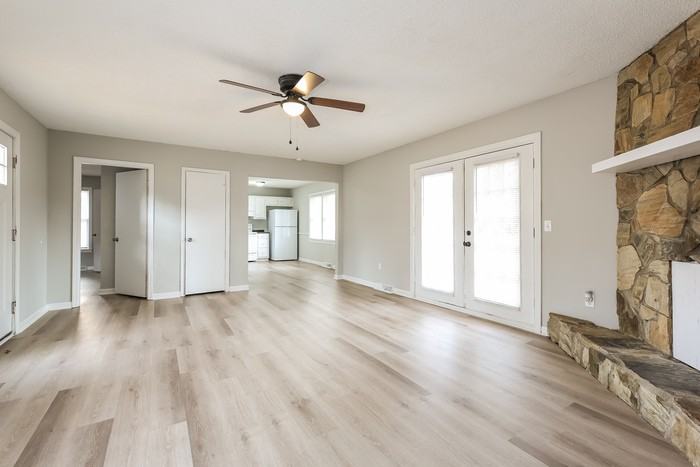 421 Sellwood Cir - Photo 3 of 10