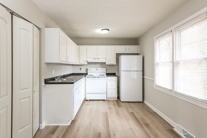 421 Sellwood Cir - Photo 4 of 10