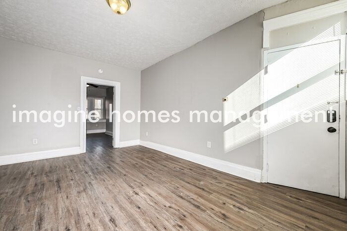 2106 Sarah St #3 - Photo 4 of 17