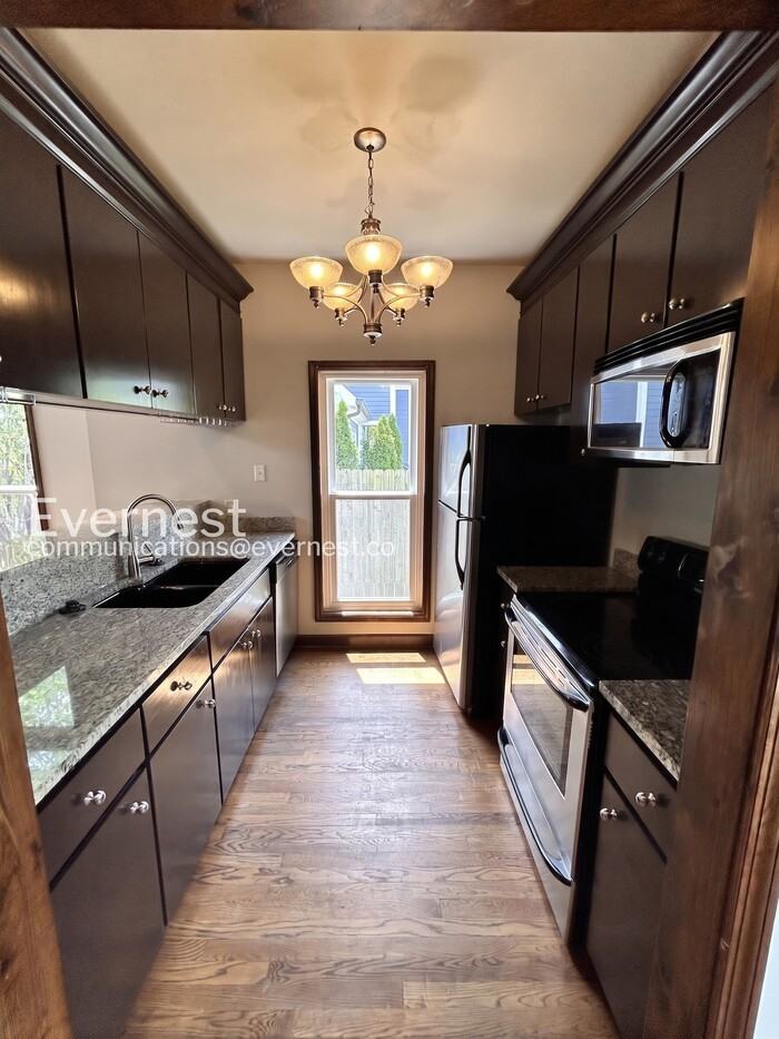 915 Russell St #A - Photo 4 of 26
