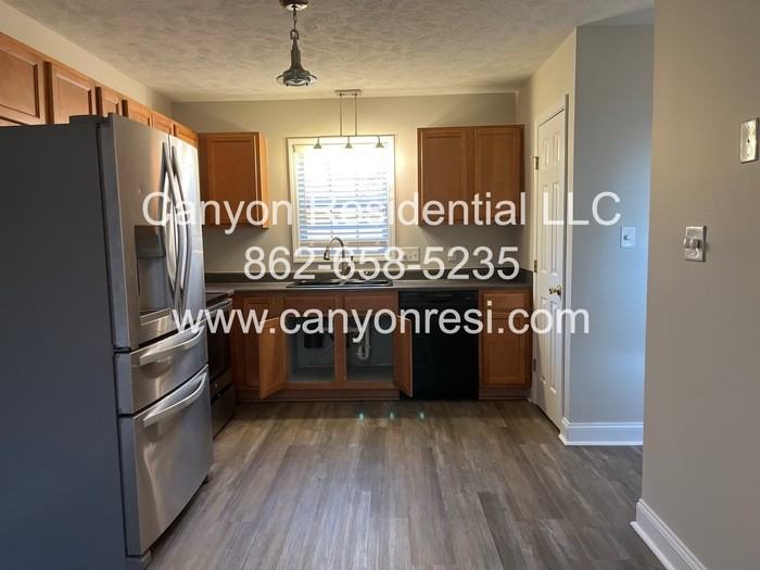 260 Sanford Ct - Photo 2 of 12