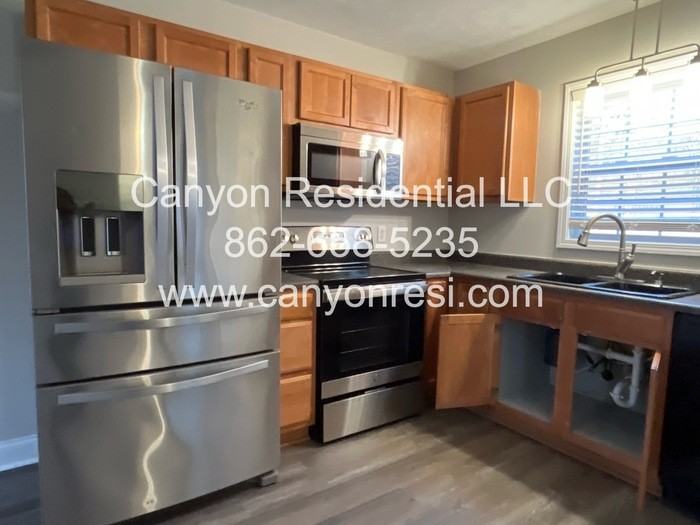 260 Sanford Ct - Photo 4 of 12