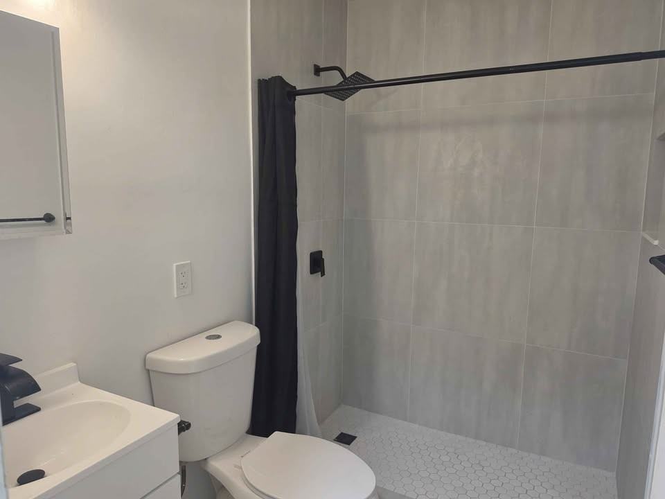 2930 Nw 32nd St #4 - Photo 4 of 9