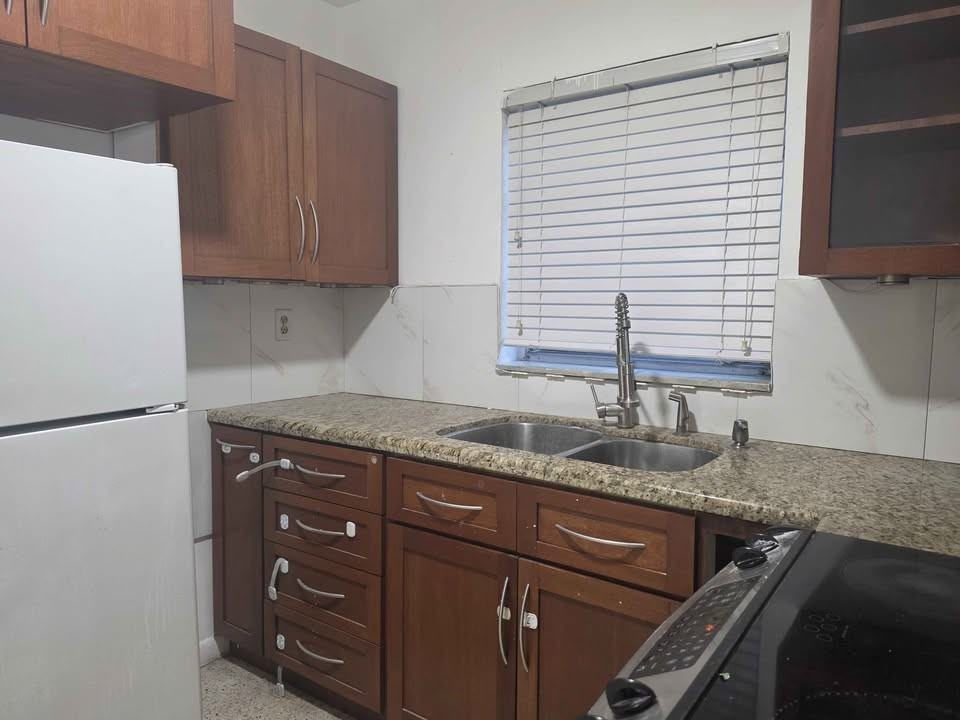 2930 Nw 32nd St #4 - Photo 6 of 9