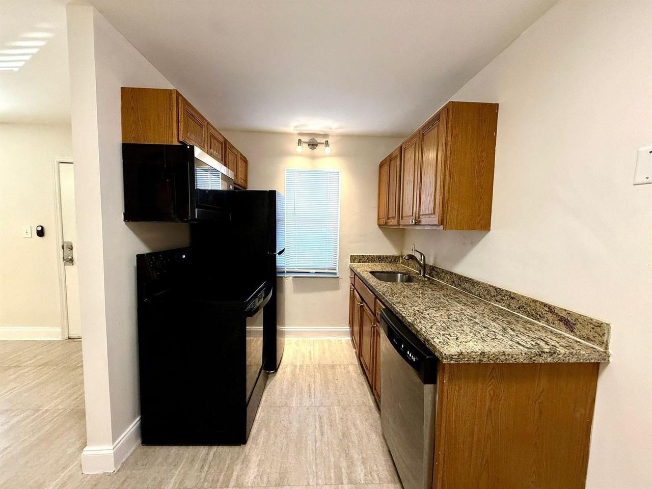 607 Ne 29th Dr #22 - Photo 4 of 11