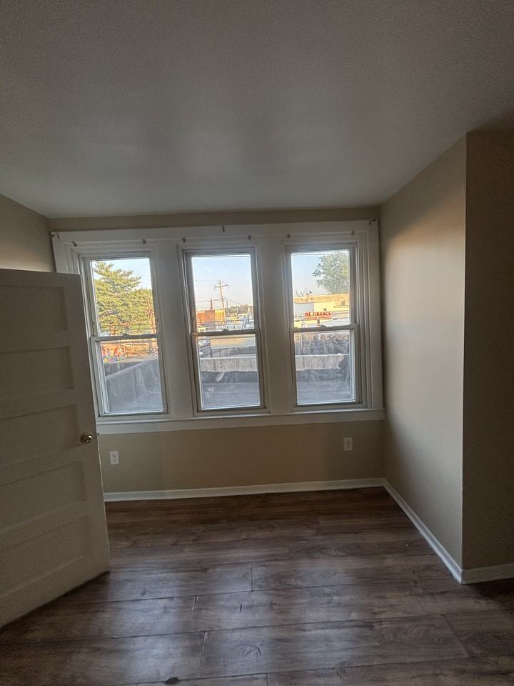 4664 Torresdale Ave - Photo 4 of 12