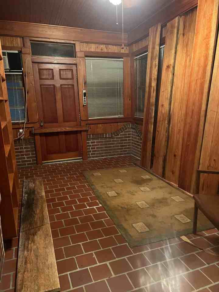 618 Ne 2nd St - Photo 2 of 2