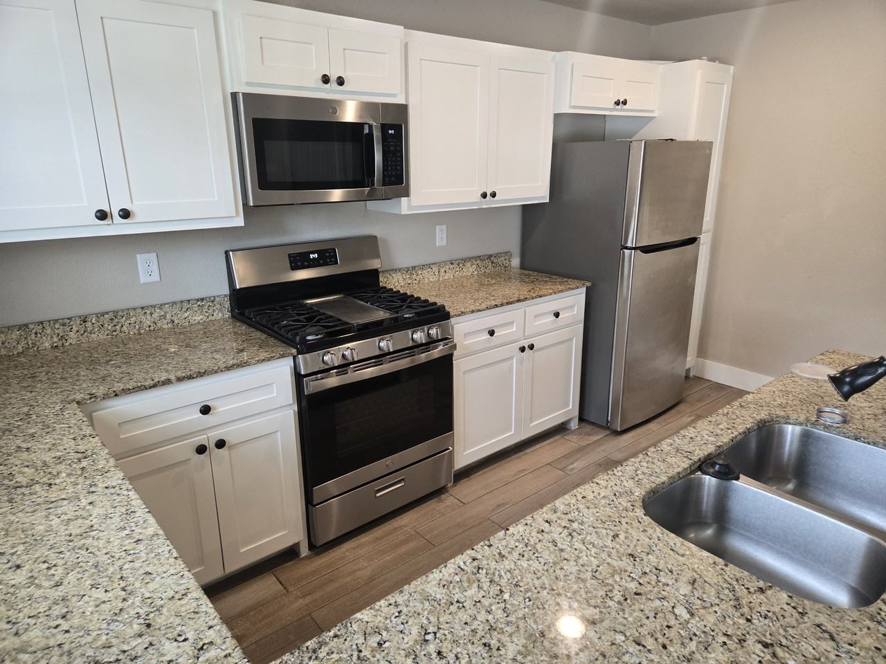 901 Young St #B - Photo 7 of 17