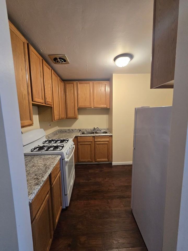 Mulford Park Apartments - Photo 4 of 40