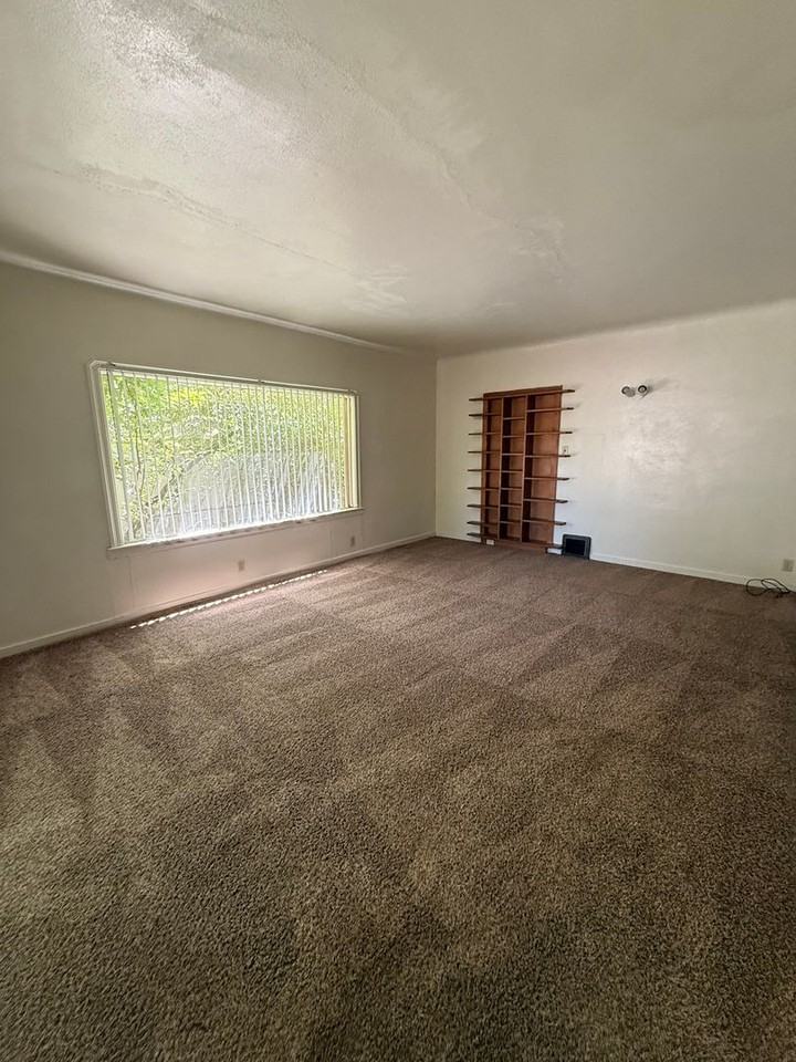 1449 Hobart St #1449 - Photo 3 of 14
