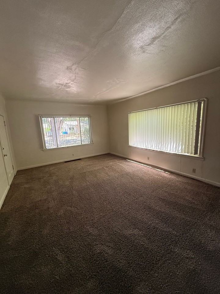 1449 Hobart St #1449 - Photo 4 of 14