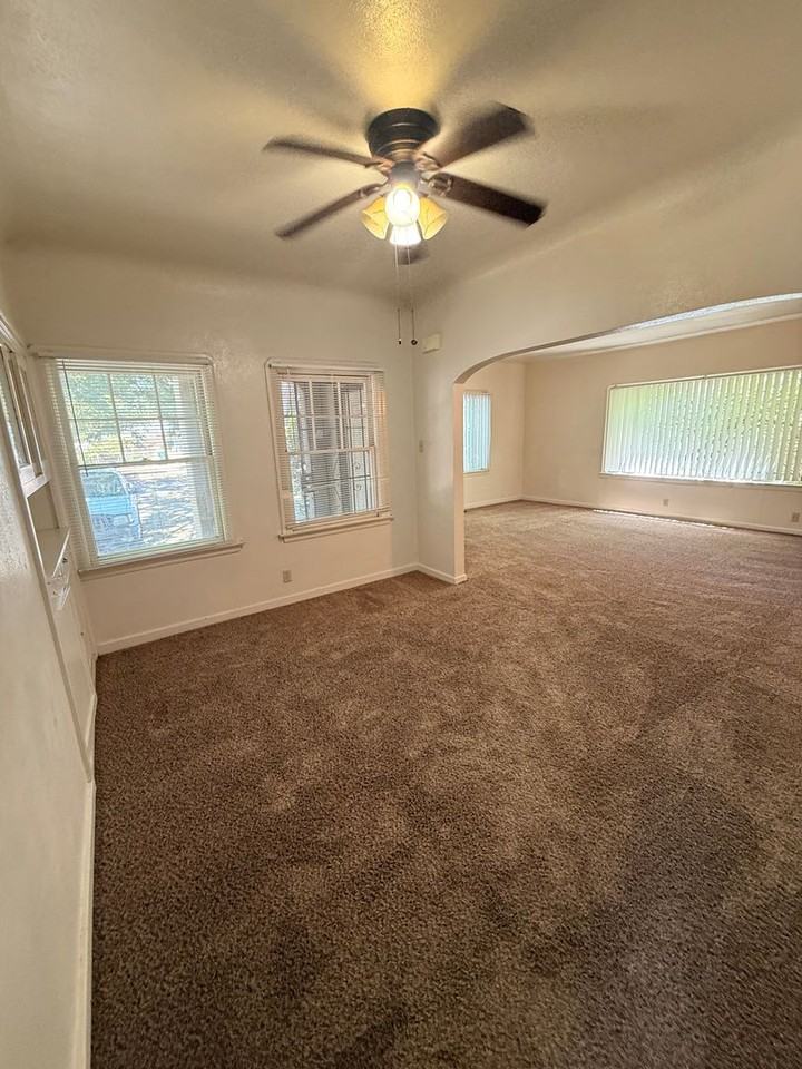 1449 Hobart St #1449 - Photo 5 of 14