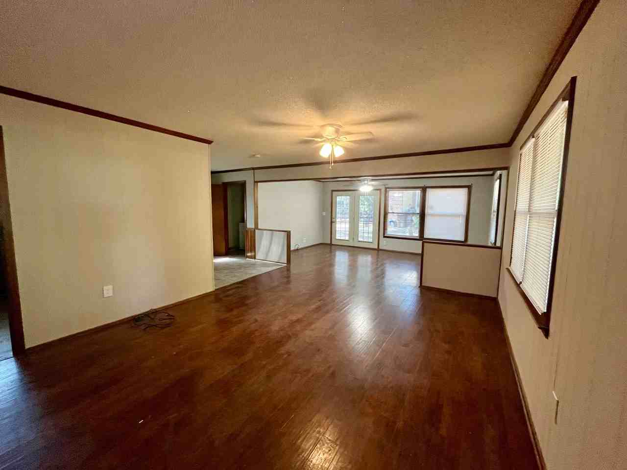 105 Laurel Dr - Photo 2 of 10