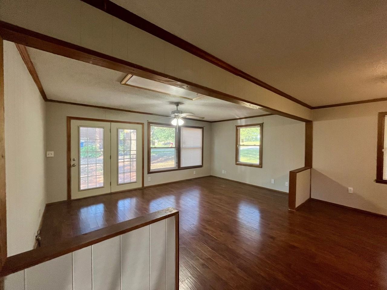 105 Laurel Dr - Photo 3 of 10