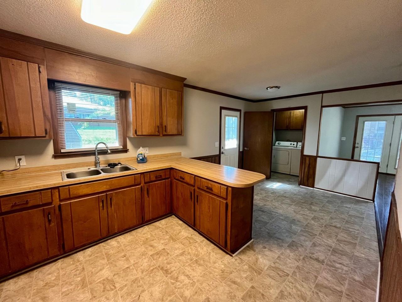 105 Laurel Dr - Photo 4 of 10