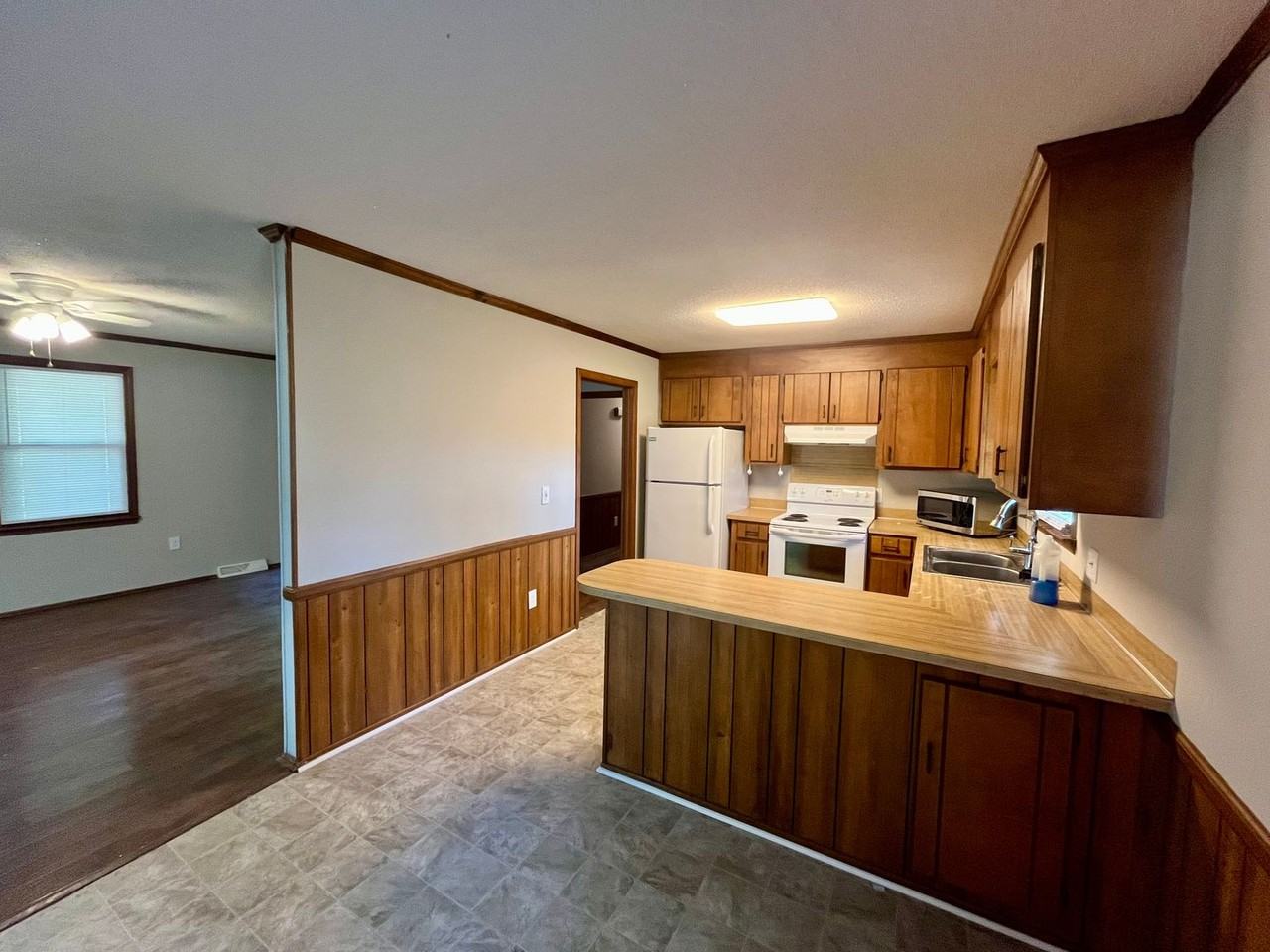 105 Laurel Dr - Photo 5 of 10