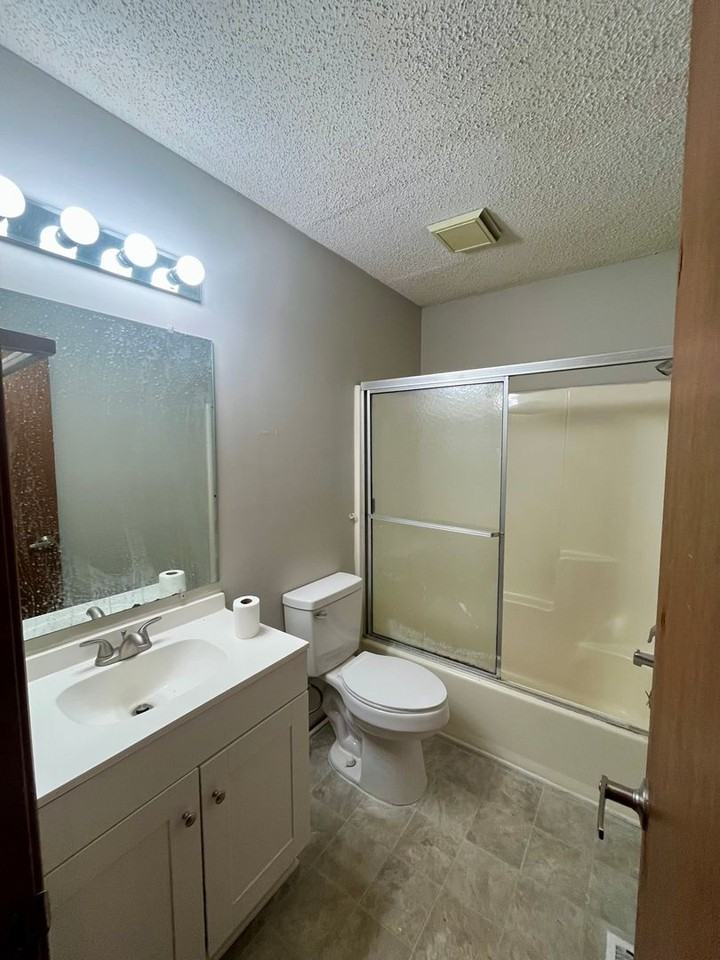 105 Laurel Dr - Photo 6 of 10