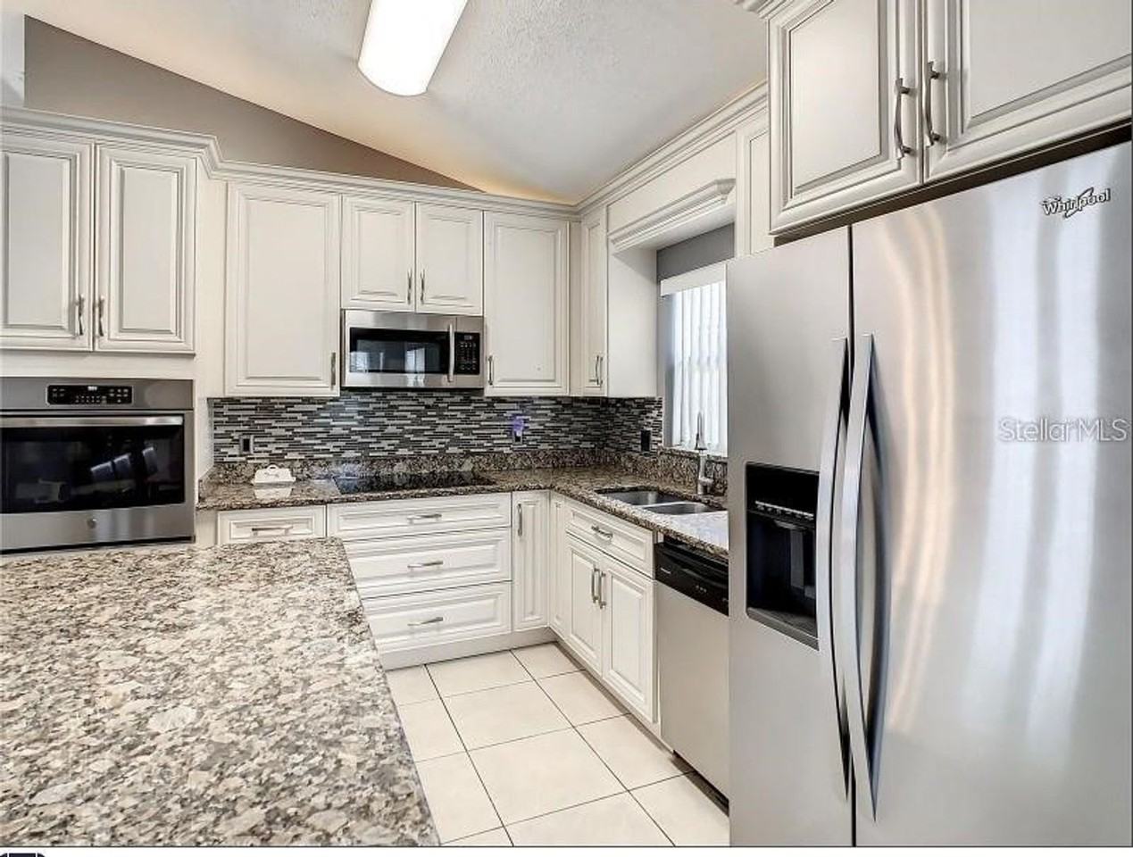 9655 Hollyhill Dr - Photo 4 of 16