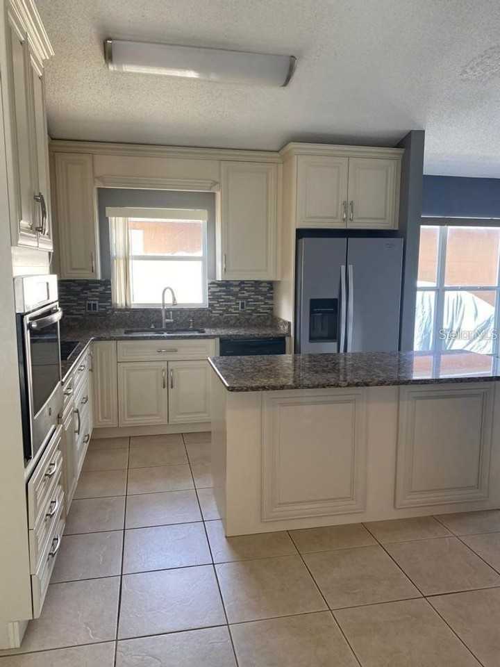 9655 Hollyhill Dr - Photo 5 of 16